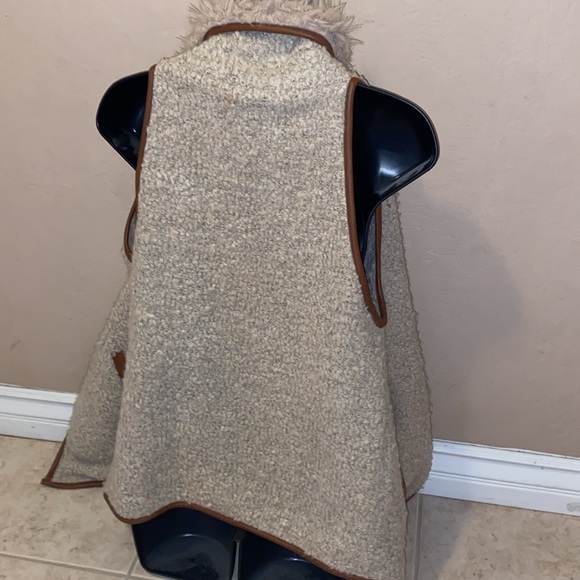 Beautiful vest. 78% Acrylic, 18% Wool, 4% Polyester., - Picture 5 of 8